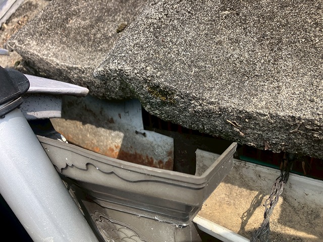 端部が欠けたセメント瓦